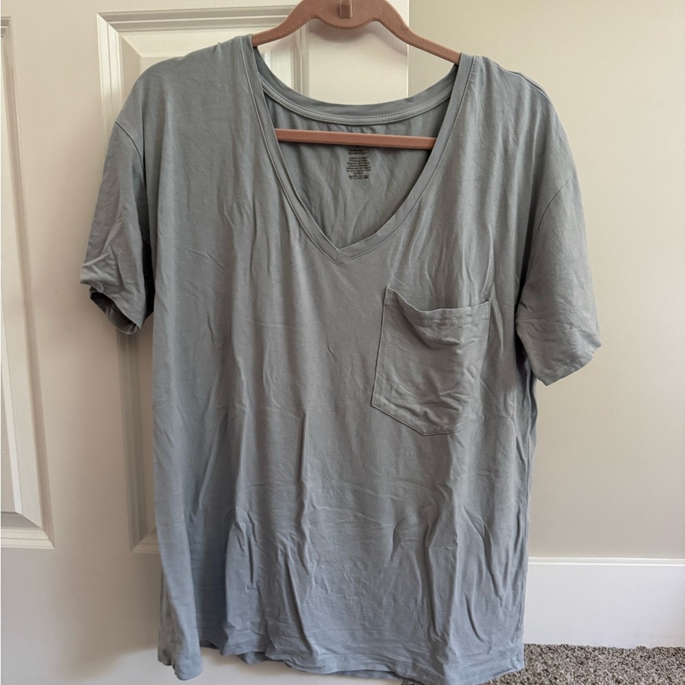 Kyte BABY Women’s Relaxed Fit V-Neck in slate medium